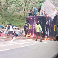 乘客互相協助離開車廂。（互聯網圖片）