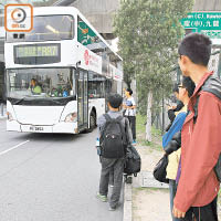 沙田馬場是兼職車長「重災區」，有巴士迷為拍攝巴士外貌而走出馬路。（資料圖片）