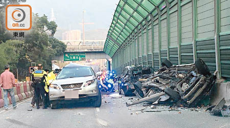 七人車撞車後四輪朝天。（讀者提供）