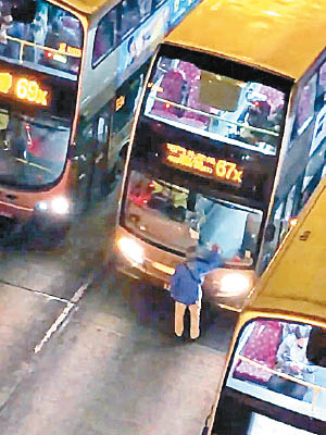一名男子凌晨時分在馬路以身擋巴士，並不斷拍打車頭的擋風玻璃。（互聯網圖片）