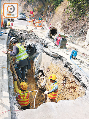 水務署表示食水管被一公用事業工程的隧道鑽挖機損毀，已連日搶修。（黃雄攝）