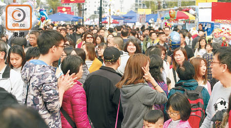 昨日維園年宵市場亦擠得水洩不通。（黃偉邦攝）