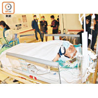 在沙田威爾斯醫院留醫的其中一名傷者。（蔡高華攝）