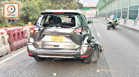 鄭的私家車被撞至嚴重損毀。（讀者提供）