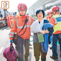 受傷乘客由救護員送院治理。（冼耀華攝）