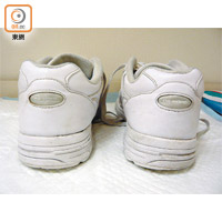 右鞋鞋底外側過度磨損，顯示小童右腳內翻畸形。（受訪者提供）