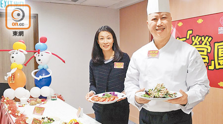 營養師陳家詠（左）及廚師徐欣榮（右）炮製健康賀年菜。（戴碧怡攝）