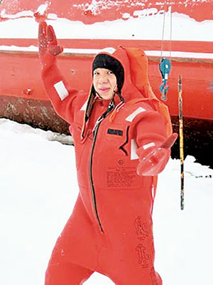 鍾樹根喺雪地上着起呢套「泳裝」，形容自己扮龍蝦。（互聯網圖片）