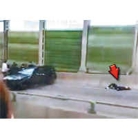 一名傷者躺路邊待救（箭嘴示）。（互聯網圖片）
