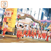 中國傳統的舞龍表演，栩栩如生帶出農曆新年的氣氛。