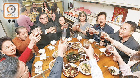 海味舖「裕隆號」今年準備髮菜蠔豉、冬菇生菜、筍蝦碌等八餸一湯，五十年來風雨不變。（伍嘉浩攝）