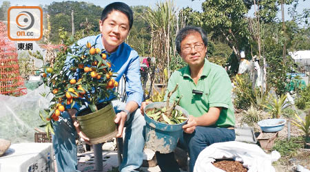 許智峯（左）倡政府資助屋苑購買破碎機，收集住戶及屋苑的年花。右為唐偉強。（黃金棋攝）