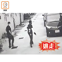 兩漢轉身跑出村外逃走。