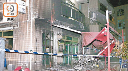 餐廳外簷篷及雜物焚毀，樓上兩層的外牆被熏黑。（陳家富攝）