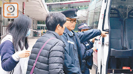 事主（左二）在女親友陪同下登警車助查。（陳賜慧攝）