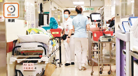 流感高峰期令醫護人員疲於奔命，港府將提出強化醫療系統措施。