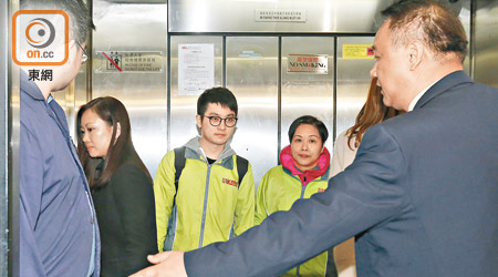 葉蔚琳（左四）與新入職車長陳漢華（左三）進入九巴九龍灣車廠。（李志湧攝）