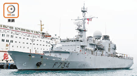 法國海軍護衞艦「葡月號」今日開放予市民參觀。（李志湧攝）