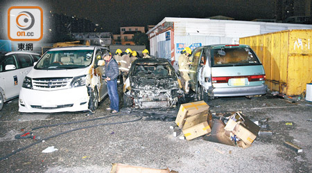 遭縱火的私家車（中）嚴重焚毀，左右兩邊各一輛車遭波及。