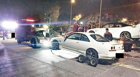 警方拖走涉事辣車扣查。（警方圖片）