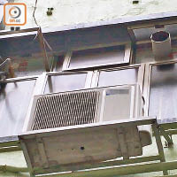 被用作食物工場的單位窗戶滿布油漬，通風管噴出的油煙直攻樓上住戶。