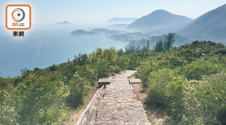 政府會完善熱門及具旅遊潛力的行山徑的配套，推動綠色旅遊。（陳素貞攝）