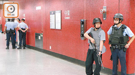 警員荷槍實彈在港鐵站內戒備。