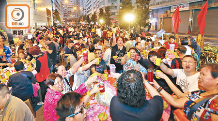 大角咀廟會昨晚設一百五十圍盆菜宴。