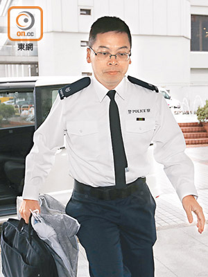 警司莫慶榮供稱，當晚暴徒在山東街突然向警方防線發動攻擊，瘋狂地向警員掟磚。（黃偉邦攝）