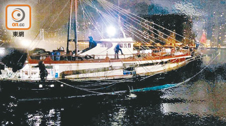 警方在黑夜怒海截獲漁船。（警方圖片）