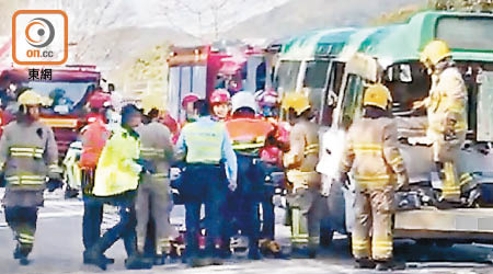 救援人員將小巴受傷乘客及司機救出。（讀者提供）