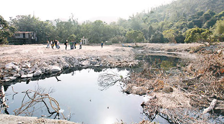 澳門黑沙村有官地疑遭人非法填湖造地。（互聯網圖片）