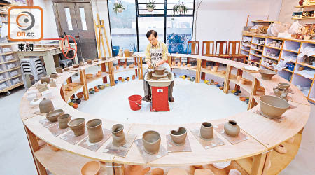 旅客可於火炭藝術工作室開放日嘗試製作陶瓷及中國扇等藝術品。（陳錦燕攝）