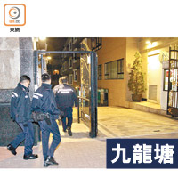 警員進入九龍塘花園爆竊案現場調查。（郭垂垂攝）