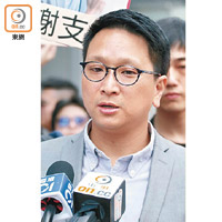 鄧家彪落區謝票期間，稱會否再選言之尚早。（溫國佳攝）