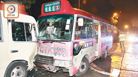 肇事「紅Van」迎頭猛撞向路邊小巴。（梁國雄攝）