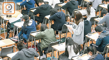 政府昨宣布轉軚「縮沙」，把代繳考試費的適用範圍收窄至僅限明年文憑試學校考生。（資料圖片）