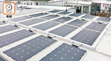 市民自行安裝太陽能板發電的整體成本約為三萬至四萬元，當中最貴為安裝費。（資料圖片）