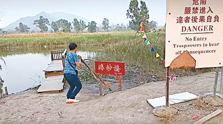 有網民直擊男子用鐵枝拆除牌匾，並將片段放至互聯網。（互聯網圖片）