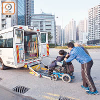 如果輪椅無法即場修復，維修師會先用復康巴士載輪椅人士回家。