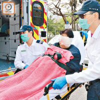 私家車女乘客左眼受傷。