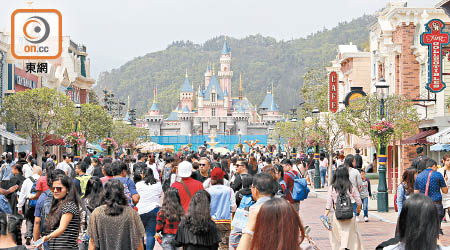 香港迪士尼樂園「奇妙處處通」年票會員人數增至廿萬人。（陳章存攝）