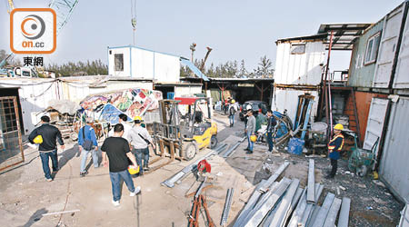工務局二月底曾派員到黑沙村搜證。