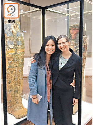 趙嬿鎔（左）與實習時的主管於博物館合照。（受訪者提供）
