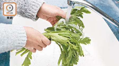 用流動的清水沖洗蔬菜，是洗走殘餘農藥的有效方法。（資料圖片）