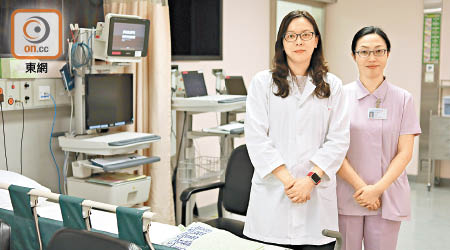 蔡穎怡（左）表示，聯合醫院共有十二間手術室。右為日間手術中心病房經理劉靄霞。（黃仲民攝）