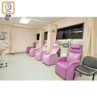 聯合醫院日間手術中心設有梳化供術後病人休息。