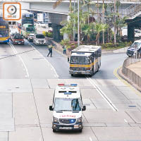 囚車進出高院期間，法院對出的金鐘道行車線需短暫封路。（何天成攝）