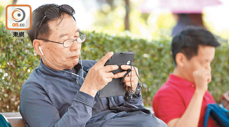 確診黃斑病變的黃先生，每天使用智能手機超過六小時。