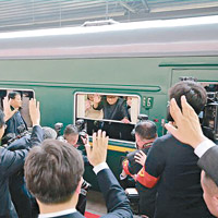 結束行程時金正恩從列車窗戶向中國官員道別。（美聯社圖片）